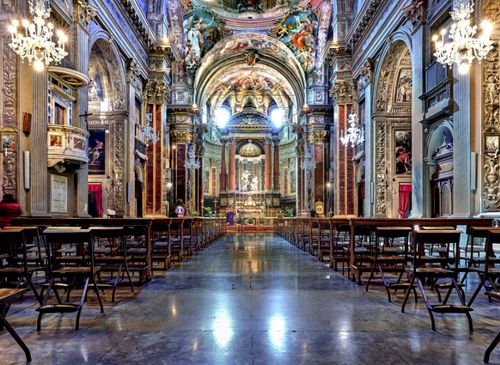 L'interno della basilica di San Paolo Maggiore